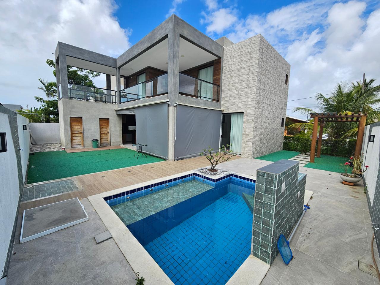 Vista geral dos fundos e piscina